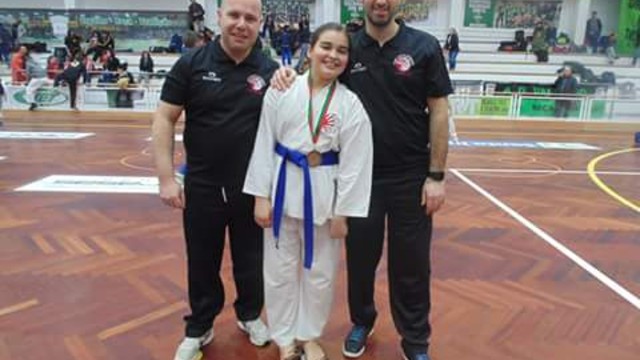 ATLETA DE KARATÉ  CAMPANHANSE SOBE AO PÓDIO  ATLETA DE KARATÉ  CAMPANHANSE SOBE AO PÓDIO