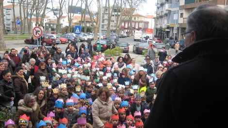 PRESIDENTE DA JUNTA RECEBE ALUNOS DA ESCOLA DO FALCÃO AO SOM DOS CANTARES DAS JANEIRAS  